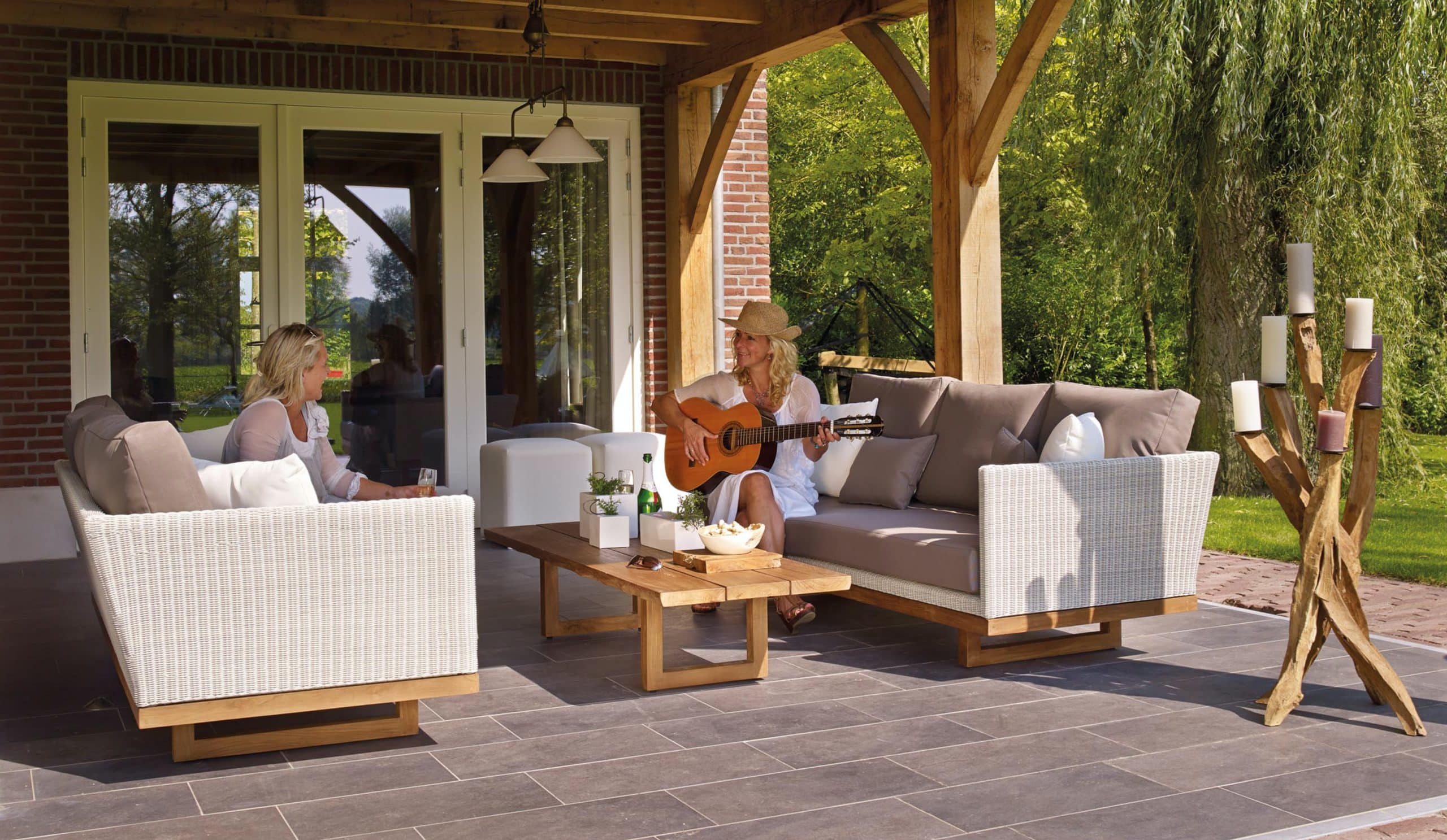 Motorized Wall Screens: Keep Bugs Out Without Sacrificing Style